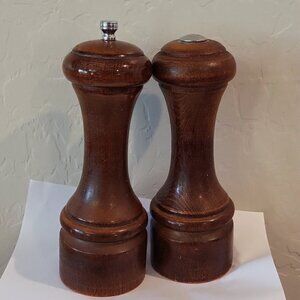 Vintage Olde Thompson Wooden Shaker Set